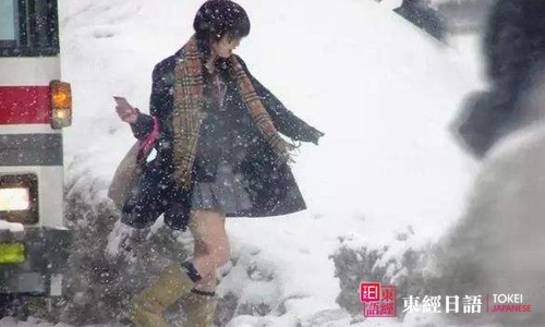 日本女孩冬天穿短裙